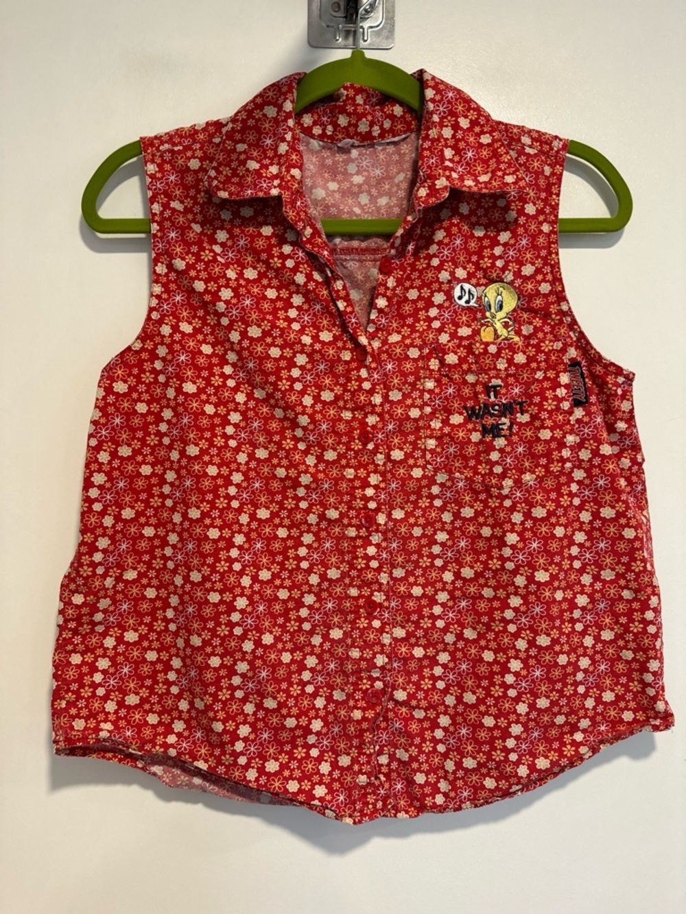 VTG 90 Looney Tunes tweety bird “It Wasn’t Me” red floral sleeveless button top - Picture 1 of 9